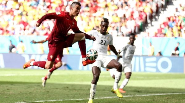 Cristiano Ronaldo domina a bola frente ao Gana no Mundial 2014