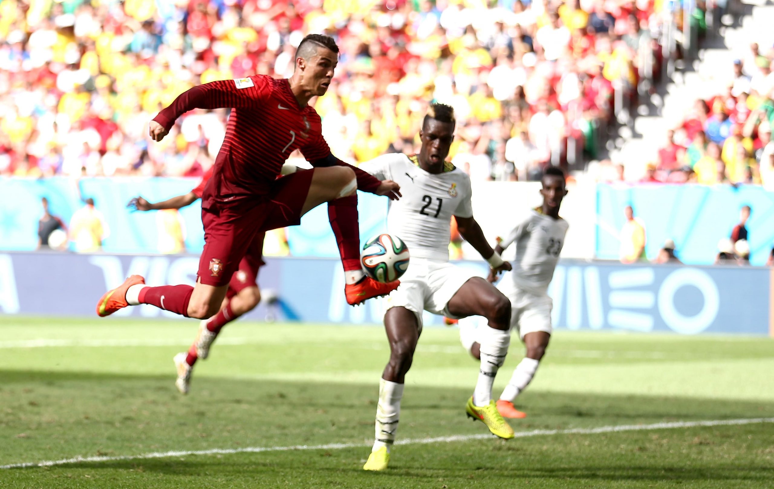 Cristiano Ronaldo domina a bola frente ao Gana no Mundial 2014