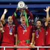 Cristiano Ronaldo a levantar a taça d ecampeão europeu de futebol em 2016 em França