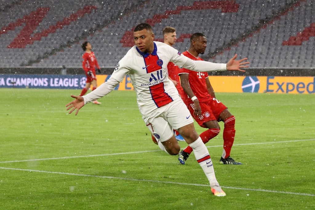 Mbappe com a camisola do PSG celebrando um golo