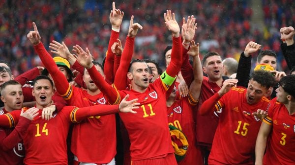 Seleção de futebol do País de Gales a festejar a qualificação para o Mundial de 2022 no Qatar