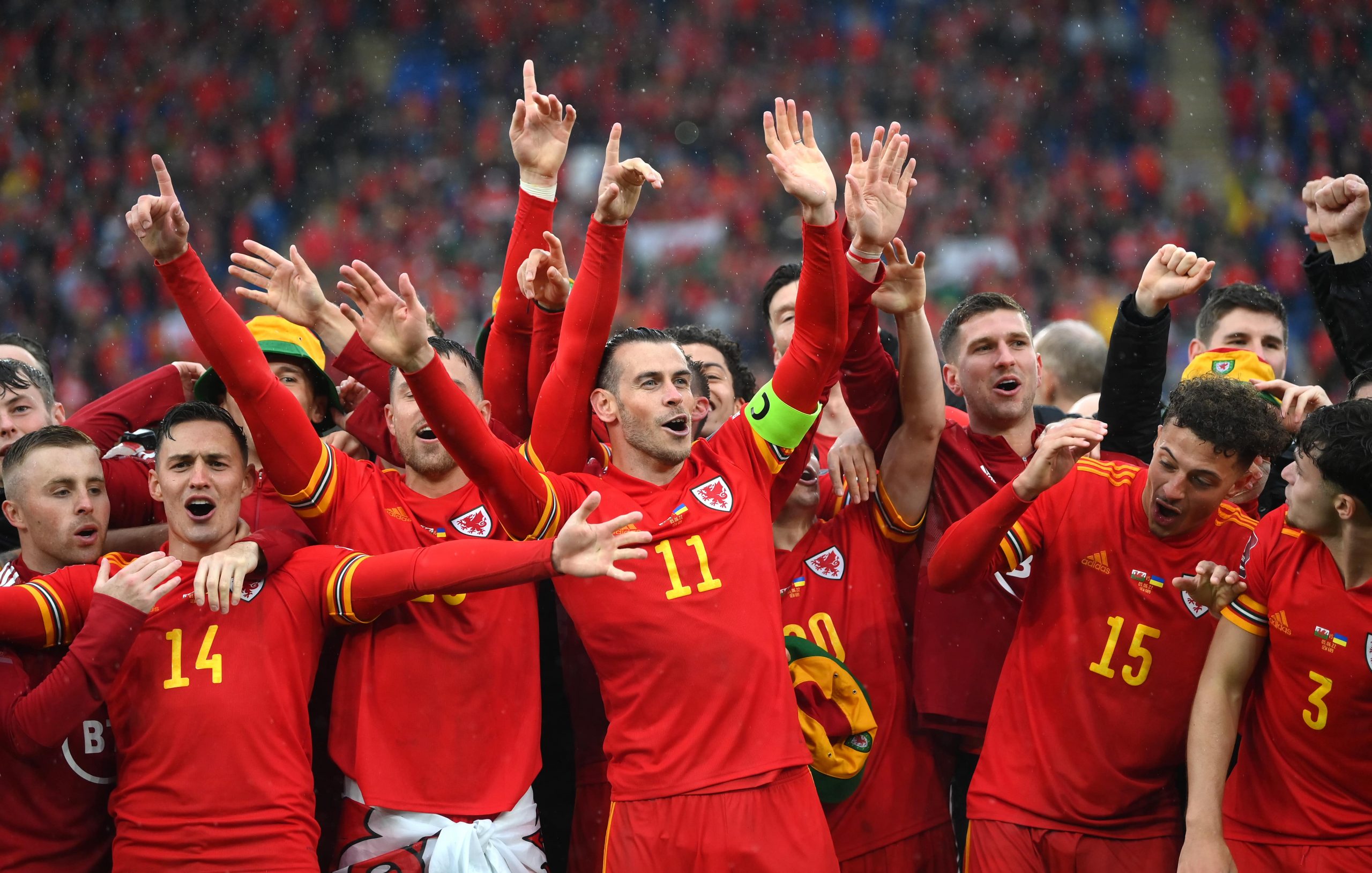 Seleção de futebol do País de Gales a festejar a qualificação para o Mundial de 2022 no Qatar