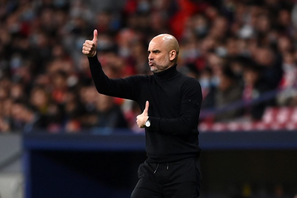 treinador Pep Guardiola dando indicações para o campo