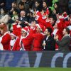 Adeptos da Premier League a assistir a um jogo do Boxing Day vestidos de Pais natal