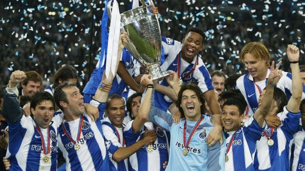 Jogadores do FC Porto a levantar a taça da Liga dos Campeões de 2004