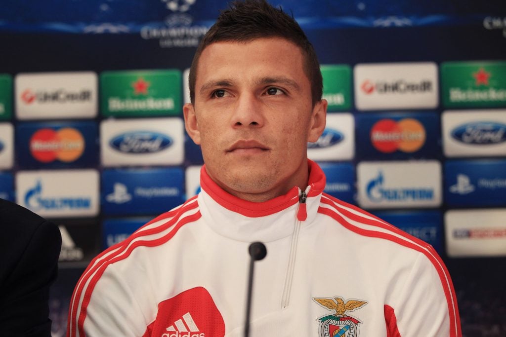 Rodrigo Lima numa conferência de imprensa da Champions a representar o Benfica