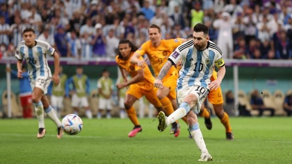 Remate de Messi no jogo entre Argentina e Países Baixos no Mundial de Futebol de 2022 no Qatar