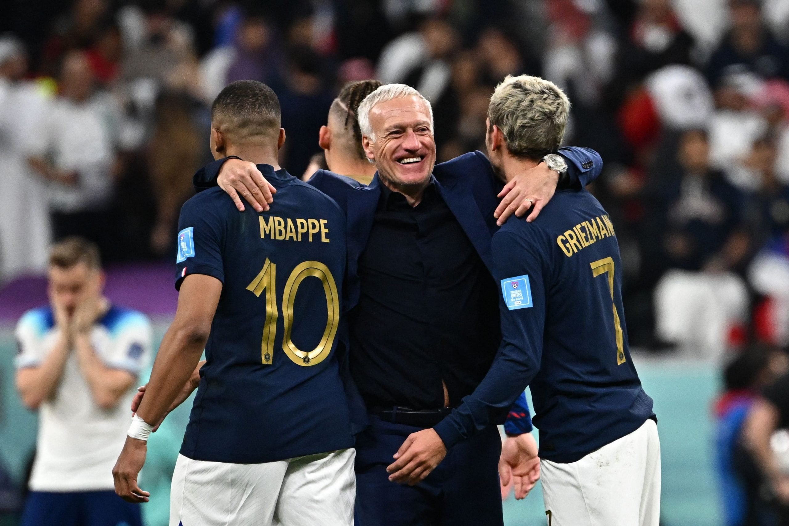 Treinador Francês Didier a abraçar Mbappe e Griezman no Mundial de futebol de 2022 no Qatar