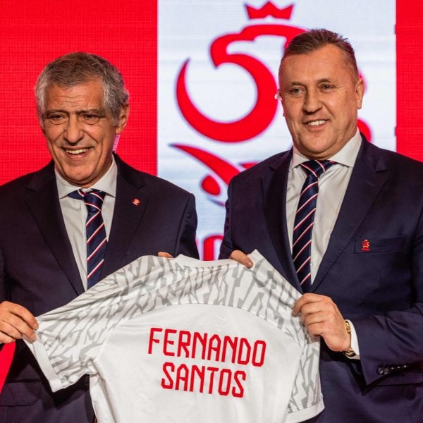 Treinador português Fernando Santos a segurar uma camisola da selecção Polaca com o seu nome gravado