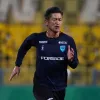 jogador de futebol Kazuyoshi Miura a correr