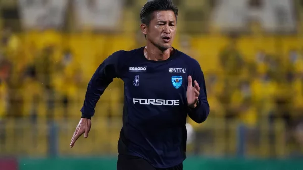 jogador de futebol Kazuyoshi Miura a correr