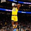 jogador de basquetebol lebron james a marcarm um cesto na NBA