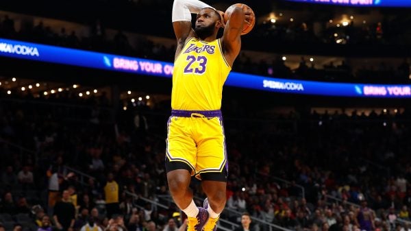 jogador de basquetebol lebron james a marcarm um cesto na NBA