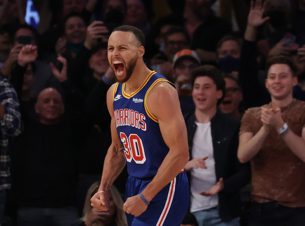 jogador de basquetebol Stephen Curry a celebrar
