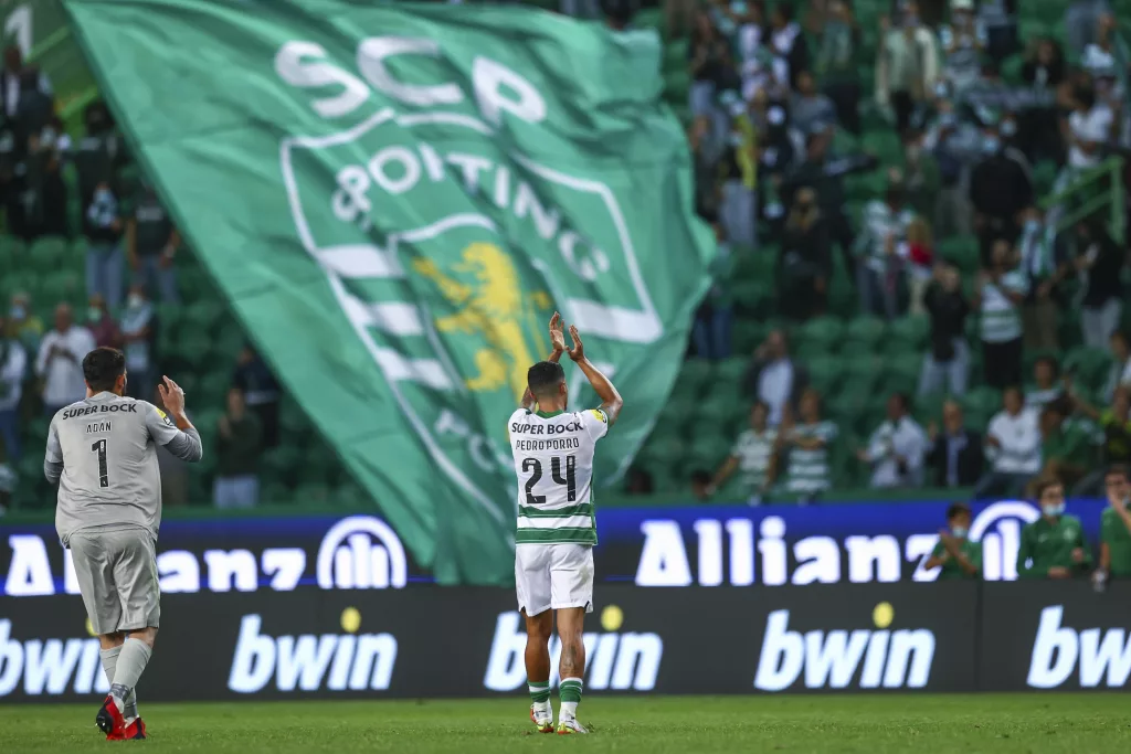 pedro porro a aplaudir os adeptos do Sporting no estádio
