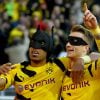dois jogadores do borrussia dortmund mascarados