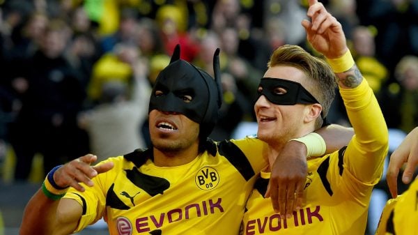 dois jogadores do borrussia dortmund mascarados