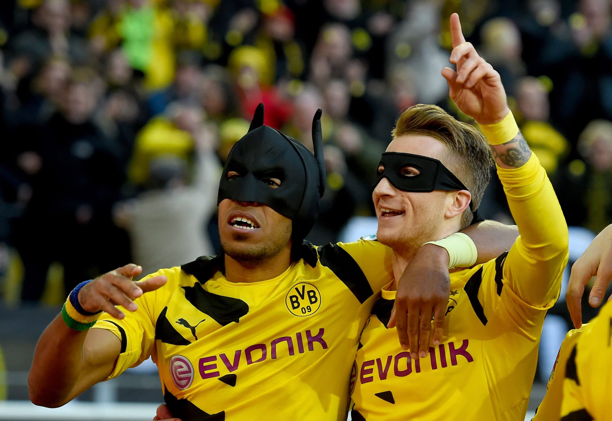 dois jogadores do borrussia dortmund mascarados