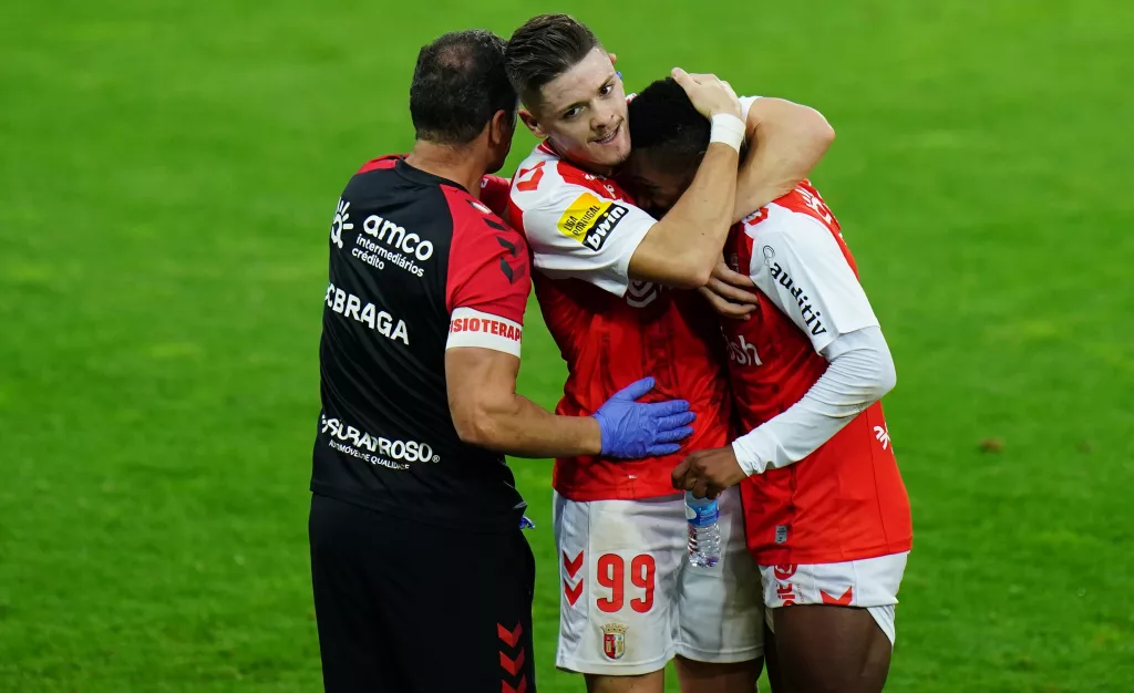 jogador do braga Vitinha a abraçar os colegas