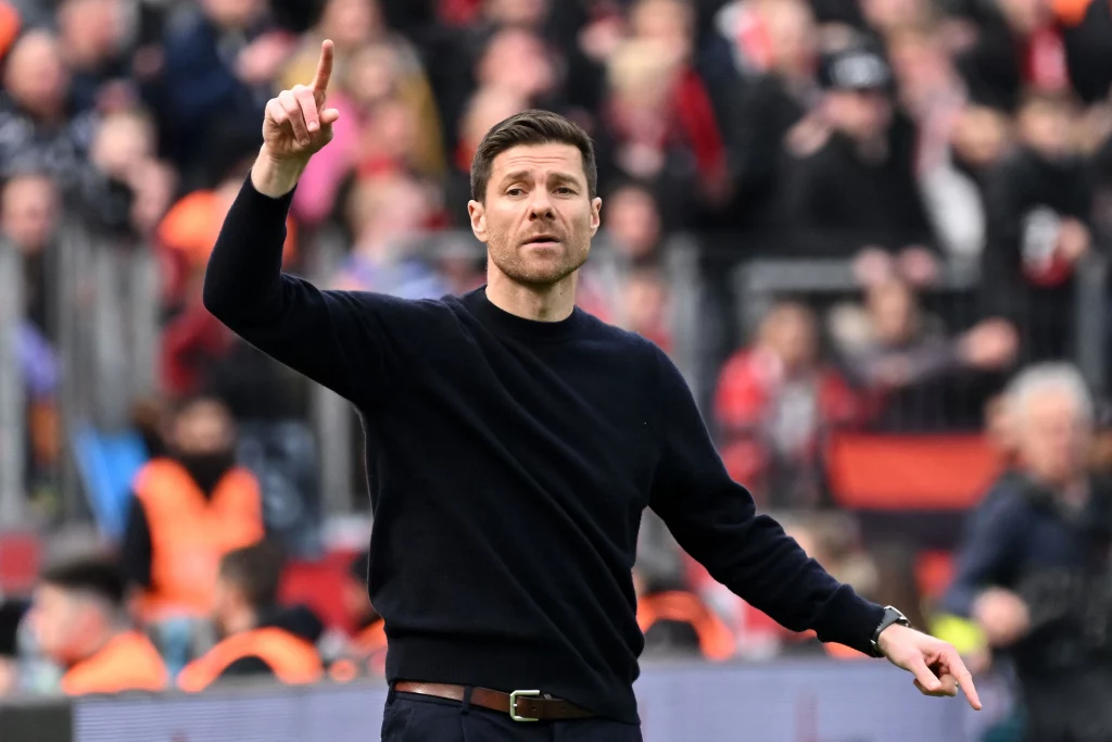 Xabi Alonso a apontar para cima