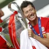 lewandowski com o troféu da Liga dos campeões