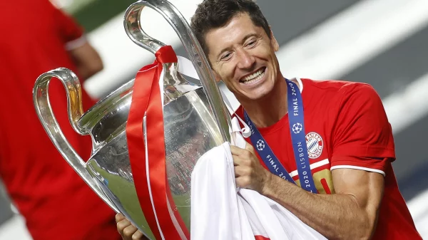 lewandowski com o troféu da Liga dos campeões