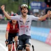 ciclista joão almeida a festejar no giro de Itália