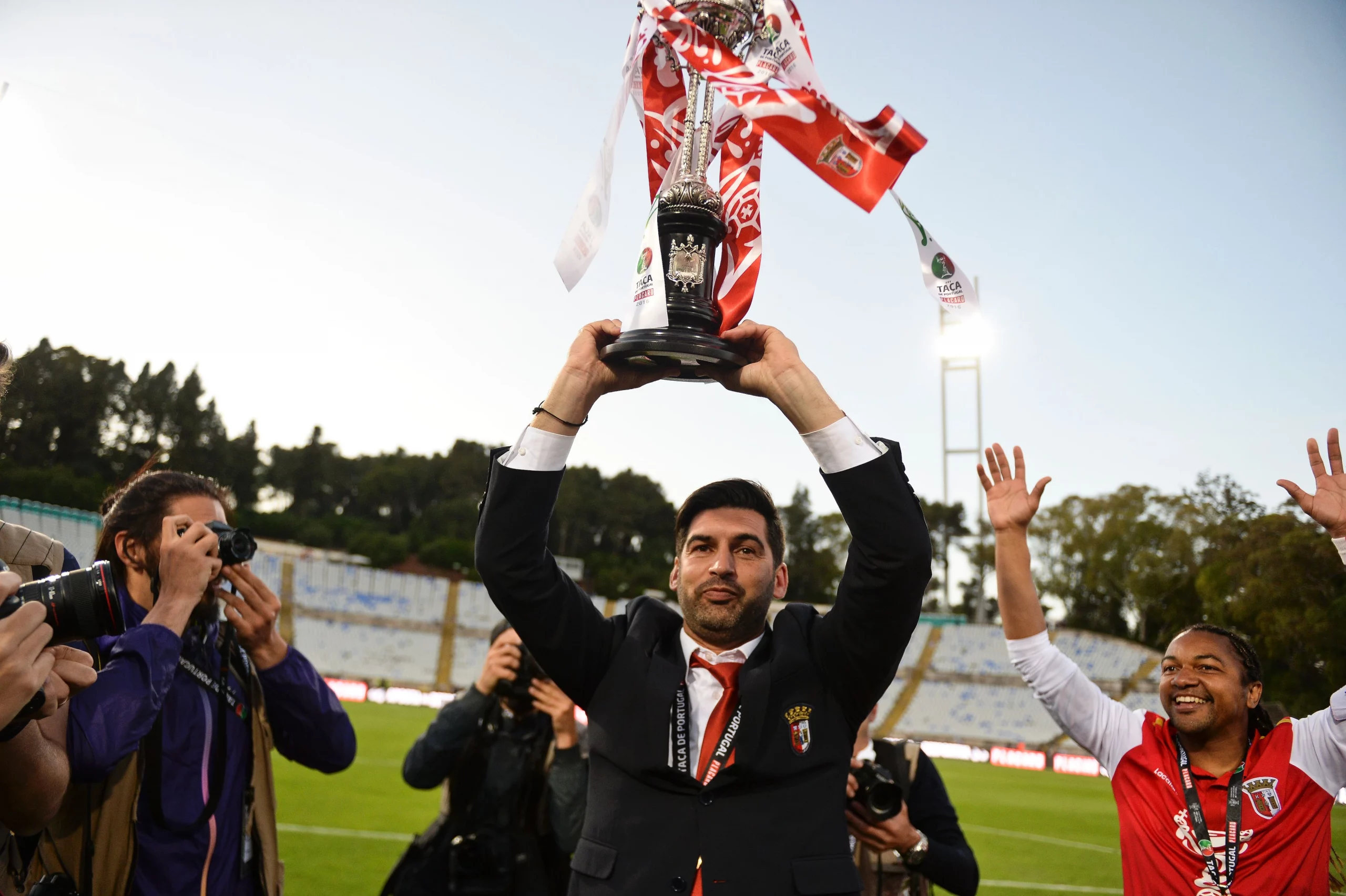 treinador Paulo Fonseca do SC Braga a levantar o troféu da Taça de Portugal de 2016 no Estádio do Jamor