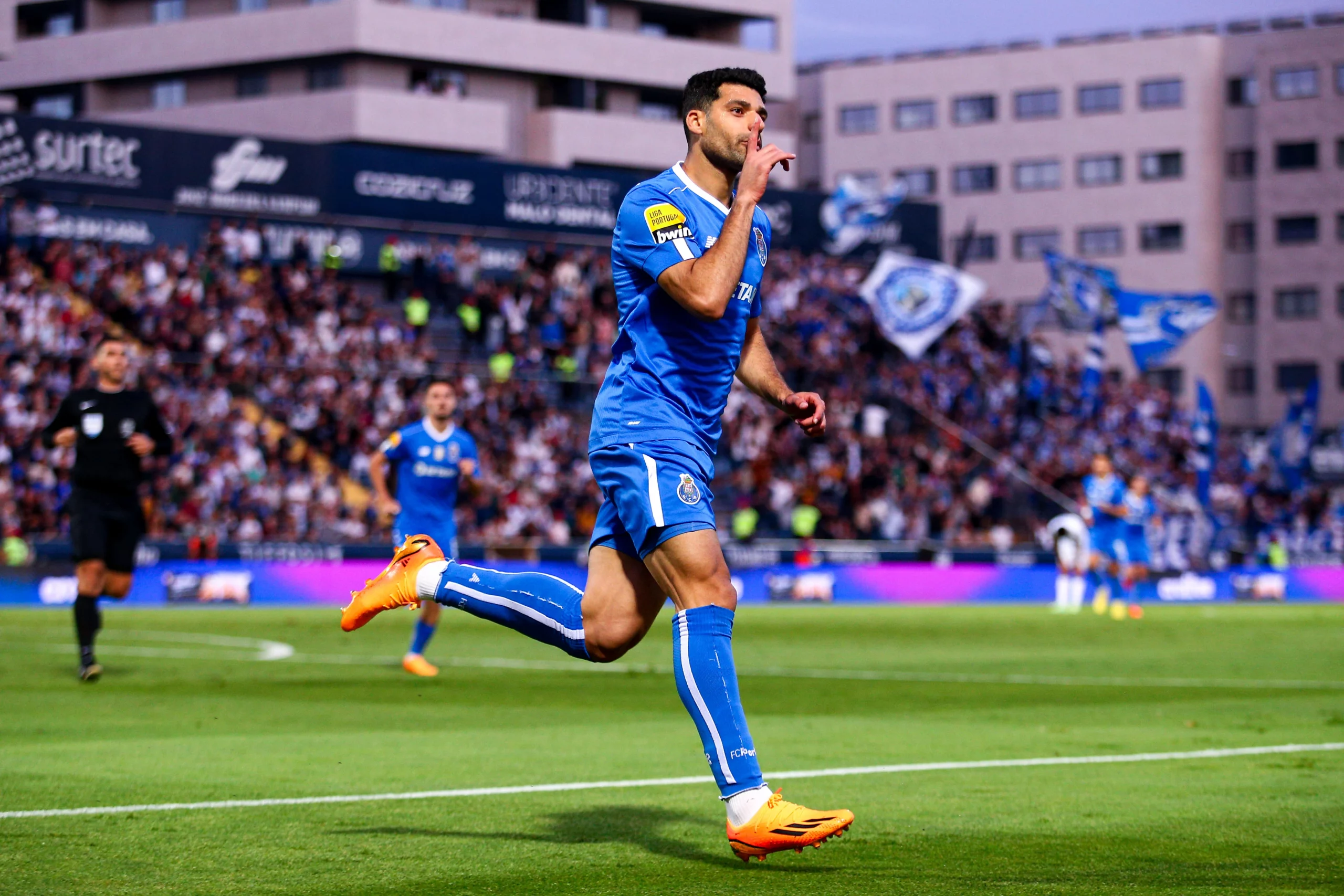 Taremi o melhor marcador da Liga Portugal bwin na época 2022/23 a jogar pelo FC Porto a festejar um golo