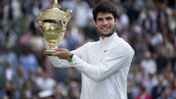 Tenista Carlos Alcaraz a levantar o troféus de wimbledon de 2023