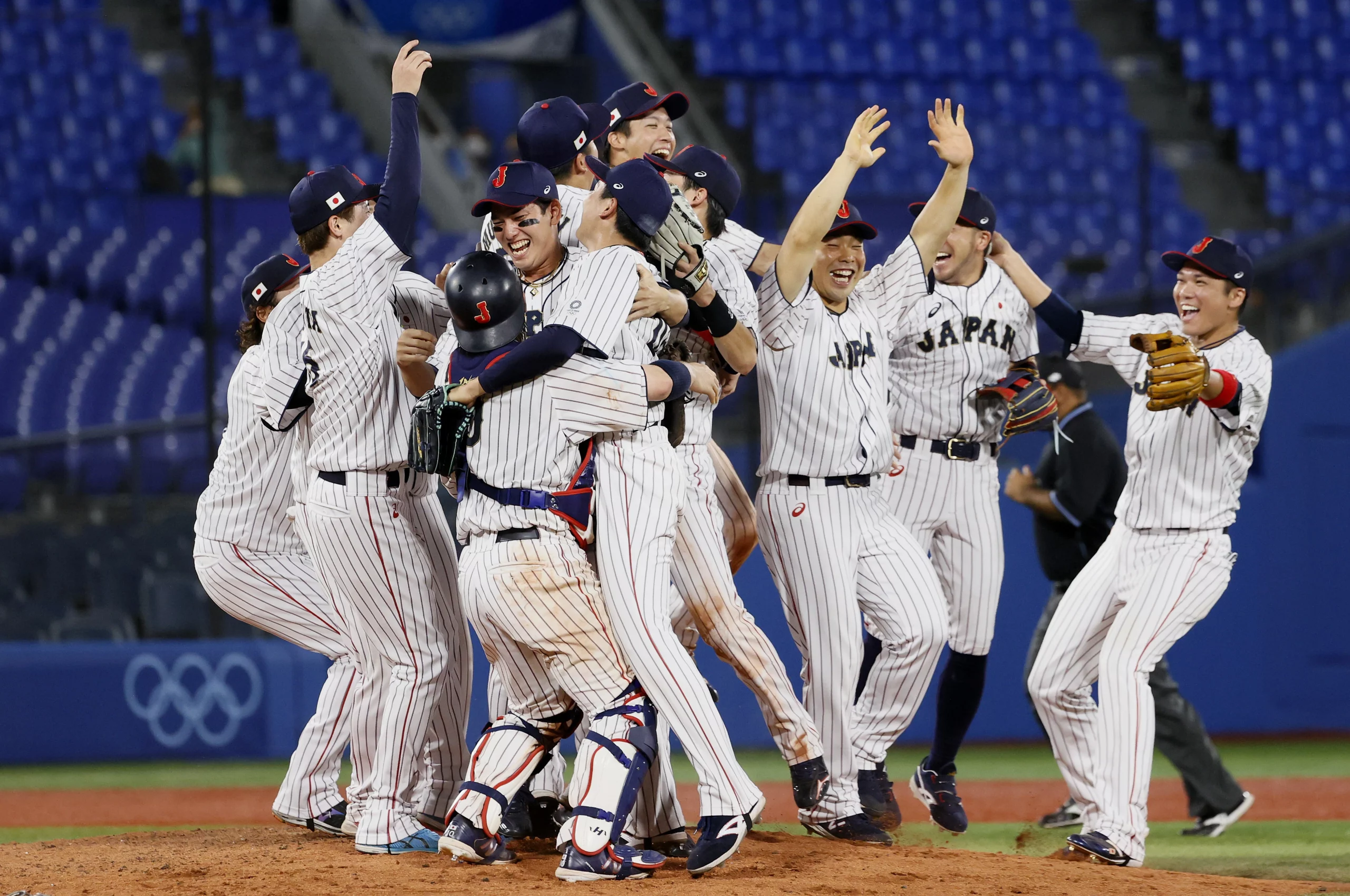 equipa de basebol japonesa a festejar uma vitória