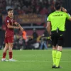 jogador Dibala do Roma a apontar para o pulso dando indicação ao arbitro do tempo de jogo