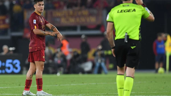 jogador Dibala do Roma a apontar para o pulso dando indicação ao arbitro do tempo de jogo